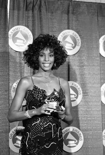 Ее дебютный одноименный альбом «Whitney Houston» вышел в 1985 году, когда девушке было чуть больше 20 лет. Журнал Rolling Stone назвал певицу «одним из самых восхитительных новых голосов в последние годы». Спустя год Хьюстон отправилась в свое первое турне и получила первую статуэтку «Грэмми» (на фото) в категории «Лучшая поп-исполнительница» за песню «Saving All My Love for You»