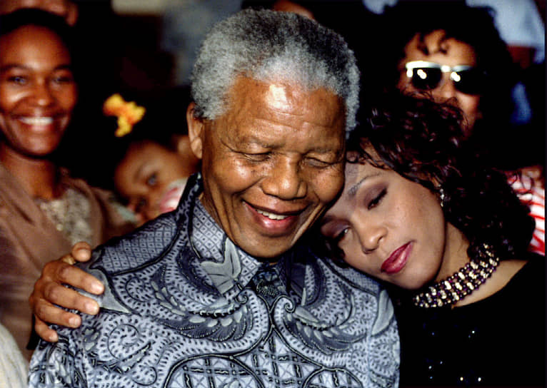 Уитни Хьюстон поддерживала Нельсона Манделу (на фото) и его борьбу с апартеидом. Во время своей модельной карьеры в молодости Хьюстон отказывалась работать с агентствами, которые сотрудничали с тогдашним правительством ЮАР. В июне 1988 года певица выступила на благотворительном концерте, посвященном 70-летию Манделы 