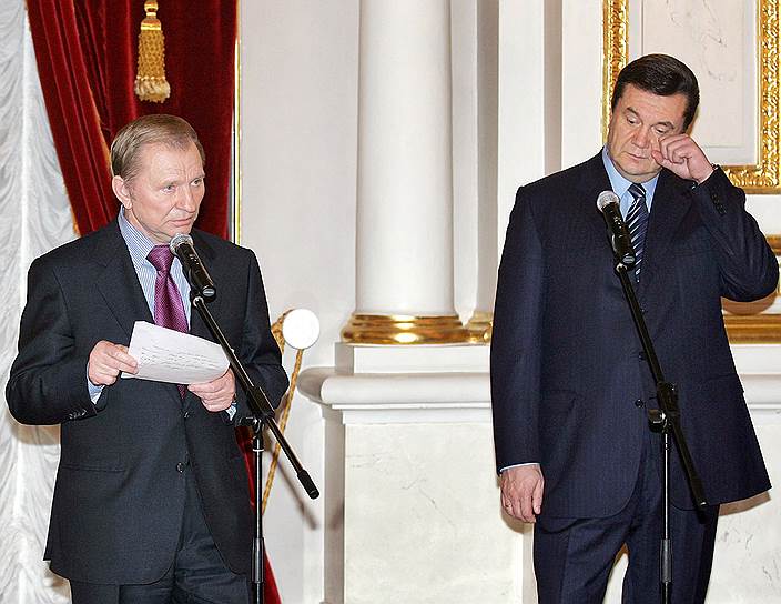 В 2001 году Верховная Рада несколько раз пыталась начать процедуру импичмента президента: его обвиняли в незаконной продаже оружия и в организации избиения депутата. Леонид Кучма терял популярность. Его рейтинг доверия составлял 20%, недоверия — примерно 60%. На третий президентский срок Леонид Кучма не пошел, в предвыборной кампании 2004 года поддерживал Виктора Януковича (на фото справа)