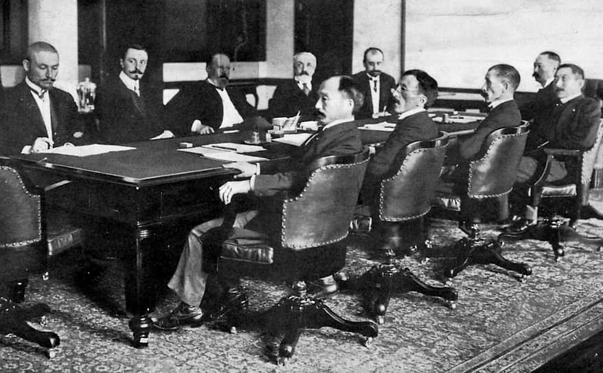 1905 год. В Портсмуте (США) при посредничестве президента США Теодора Рузвельта начались мирные переговоры между Россией и Японией, завершившиеся 5 сентября подписанием мирного договора