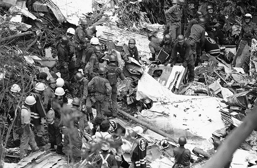 Boeing 747 авиакомпании Japan Airlines врезался в гору Осутака, в результате чего погибли 520 человек, 4 выжило. Это крупнейшая катастрофа одного самолета в истории