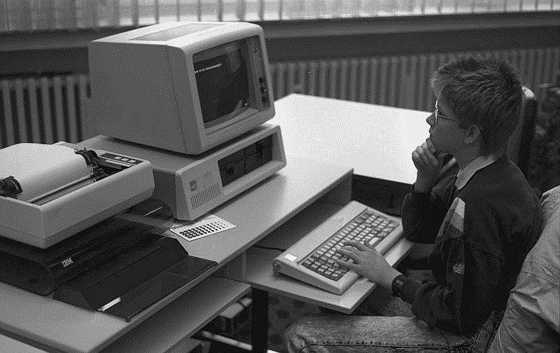 1981 год. Поступил в продажу первый массовый персональный компьютер IBM PC с операционной системой  DOS стоимостью $1,6 тыс.