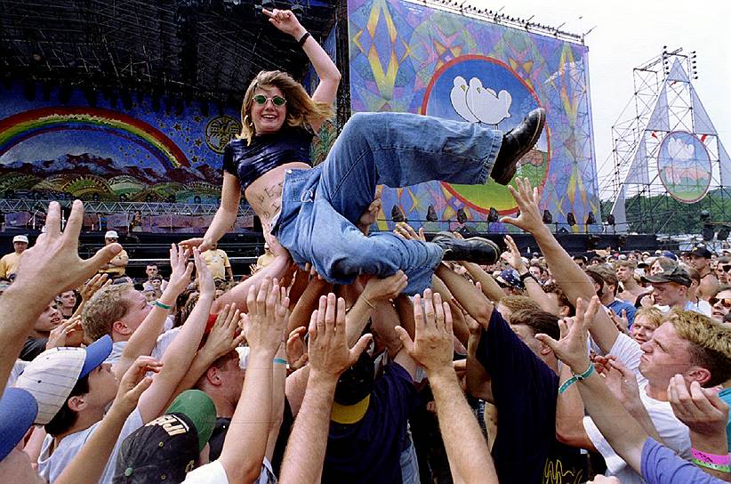 1994 год. Открытие рок-фестиваля «Вудсток-94», посвященного 25-летию своего знаменитого предшественника в 1969 году. Фестиваль посетило около 350 тыс. человек