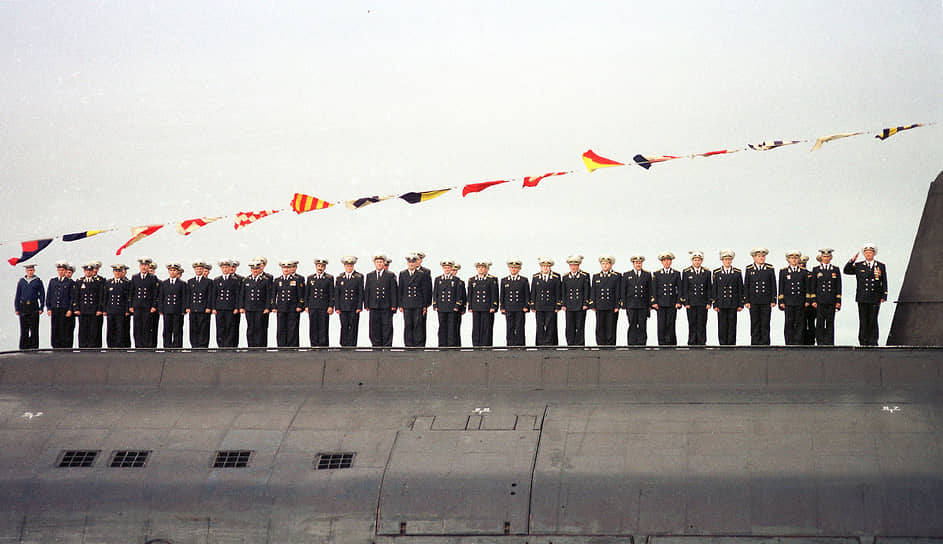 Атомная подлодка К-141 «Курск» затонула во время учений 12 августа 2000 года. Все 118 членов экипажа, находившиеся на борту, погибли. По количеству жертв авария стала второй в послевоенной истории отечественного подводного флота (после взрыва боезапаса на подлодке Б-37 в 1962 году, унесшего жизни 122 человек)  