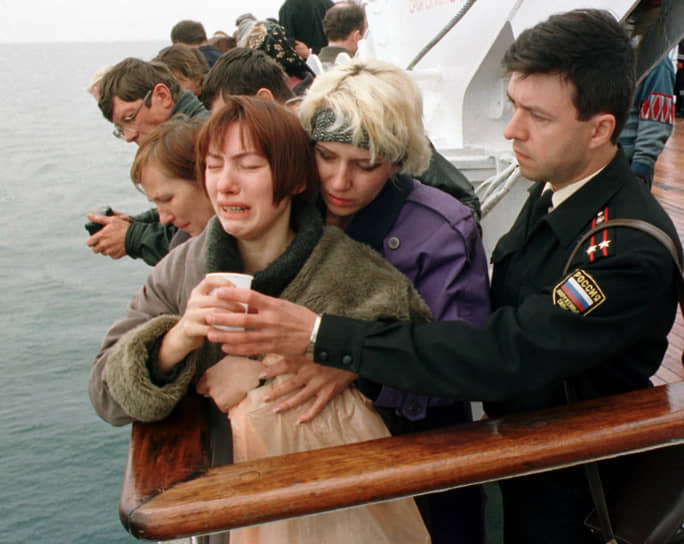 21 августа 2000 года начальник штаба Северного флота вице-адмирал Михаил Моцак официально подтвердил факт гибели экипажа атомохода «Курск». 23 августа президентским указом было объявлено днем траура в стране