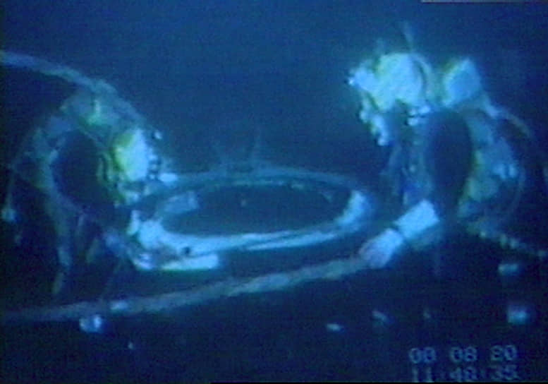 В 2000 году было проведено несколько обследований «Курска»: детальное с помощью глубоководных аппаратов «Мир-1» и «Мир-2» с научно-исследовательского судна «Академик Мстислав Келдыш» в сентябре и — в октябре-ноябре — подводными аппаратами и водолазами норвежской компании Halliburton AS с судна Regalia 