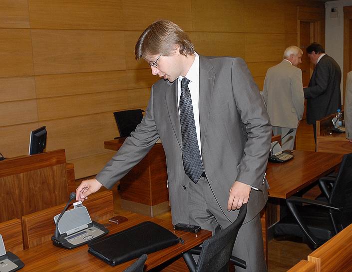 17 декабря 2009 года во время заседания Рижской думы мэр Риги Нил Ушаков и его заместитель Айнарс Шлесерс, переговариваясь друг с другом, использовали русскую нецензурную лексику