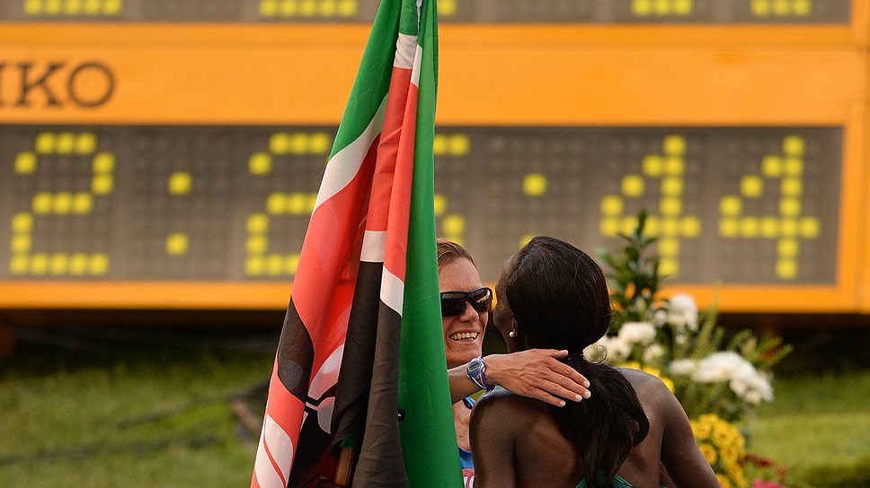 Обладательницей первой золотой медали на чемпионате стала Эдна Киплагат из Кении (справа), пробежавшая марафон за 2 часа 25 минут. Второй пришла итальянка Валерия Странео (слева)