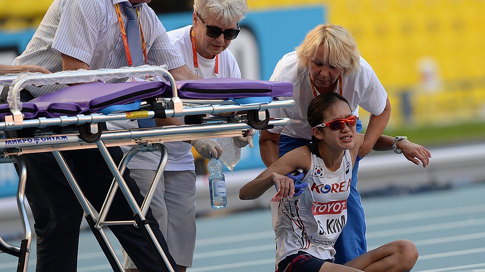 Первым видом чемпионата 2013 года стал женский марафон, прошедший вне стадиона. Задачу спортсменкам усложнила жаркая погода