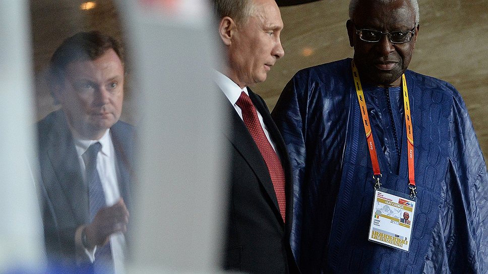 Церемония открытия чемпионата прошла под названием «Опережая время», об официальном начале соревнований объявил президент России Владимир Путин (в центре). На фото справа: президент ИААФ Ламин Дьяк