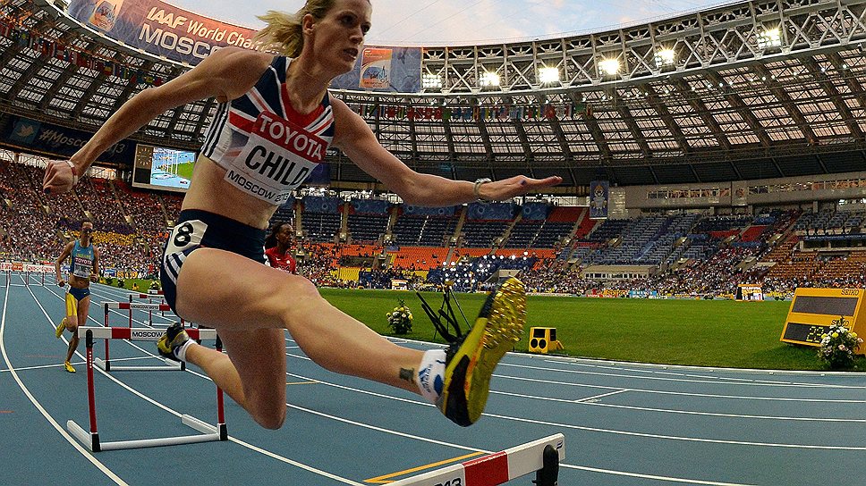 Британская спортсменка Эйлид Чайлд во время финальном забеге 400 м с барьерами
