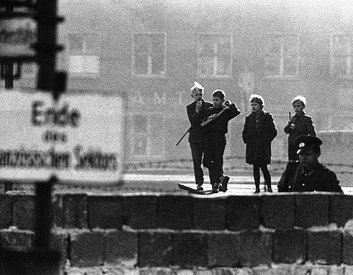 В ночь на 13 августа 1961 года к границе между Западным и Восточным Берлином подтянулись войска, которые блокировали все участки границы, находящиеся в черте города. На месте будущей Берлинской стены была выставлена линия из танков, которые затем заменила колючая проволока