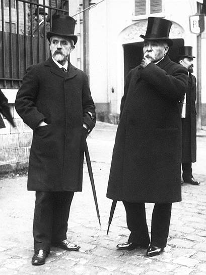 1893 год. Полицейский префект Парижа Луи Лепин вручает первые водительские права неизвестному автомобилисту
