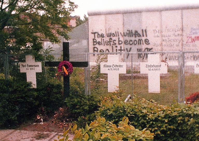 По современным данным, общее число погибших при попытке незаконного пересечения границы ГДР и ФРГ составило 192 человека (погибли от применения оружия пограничниками ГДР, утонули, разбились и т. д.), ранения получили около 200 человек, свыше 3 тыс. были арестованы