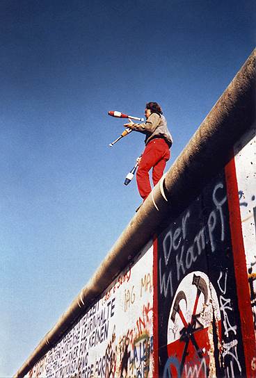 К 22 декабря 1989 года, с открытием для прохода Бранденбургских ворот, через которые была проведена граница между ФРГ и ГДР, Берлинская стена еще стояла, но лишь как символ недавнего прошлого: она была разбита, расписана многочисленными граффити, а  берлинцы и туристы старались унести на память отбитые от нее кусочки