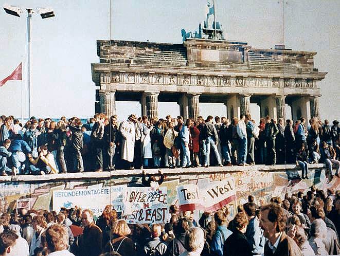 Сотни тысяч восточных немцев, не дожидаясь назначенного срока, устремились к Берлинской стене вечером 9 ноября — после выступления  Гюнтера Шабовски по ТВ. Пограничники, не получившие приказов, пытались сперва оттеснить толпу, использовали водометы, но затем, уступая массовому напору людей, открыли границу