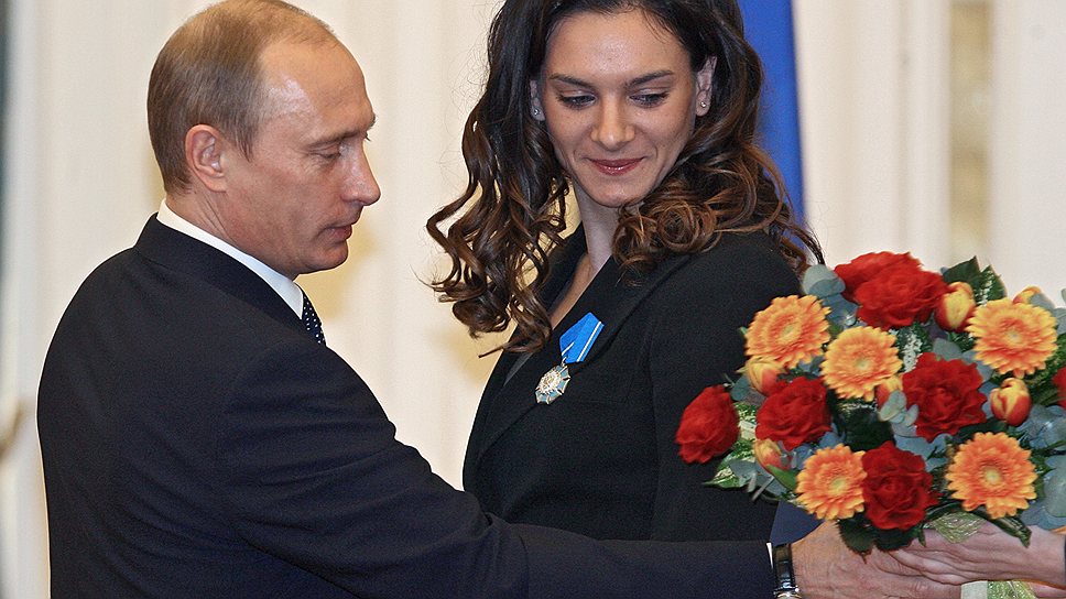 В марте 2006 года Исинбаева завоевала золото на проходившем в Москве чемпионате мира по легкой атлетике в закрытых помещениях. Владимир Путин вручил спортсменке Орден Почета