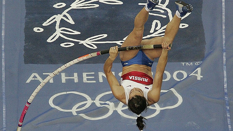 На Олимпиаде-2004 в Афинах Елена Исинбаева выиграла первое олимпийское золото с новым мировым рекордом 4,91 м