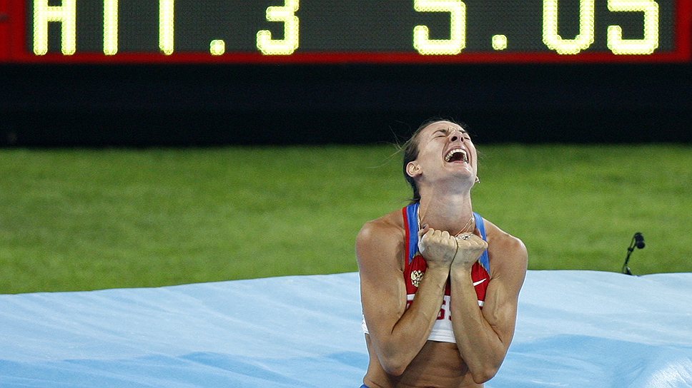 Уже в ранге двукратной олимпийской чемпионки Исинбаева установила новый мировой рекорд, взяв высоту в 5,05 м
