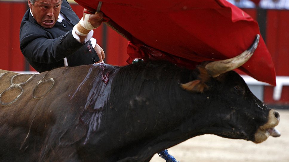 В португальской версии корриды быков не убивают после боя. Считается, что коррида — это прежде всего состязание в силе и ловкости между человеком и быком, а не смертельная схватка. В традиционной испанской корриде тореро должен убить быка через десять минут после начала боя