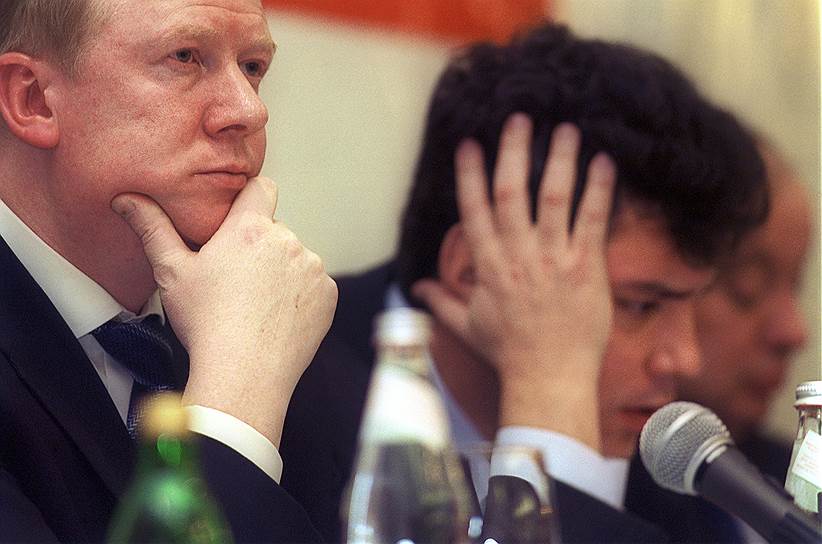 16 января 1998 года премьер-министр Виктор Черномырдин принимает решение о сужении полномочий вице-премьеров-«младореформаторов». У Анатолия Чубайса (на фото слева) отбирают финансовую сферу, а у Бориса Немцова — большую часть полномочий в области ТЭКа. Цена на нефть — $15,09 за баррель Brent