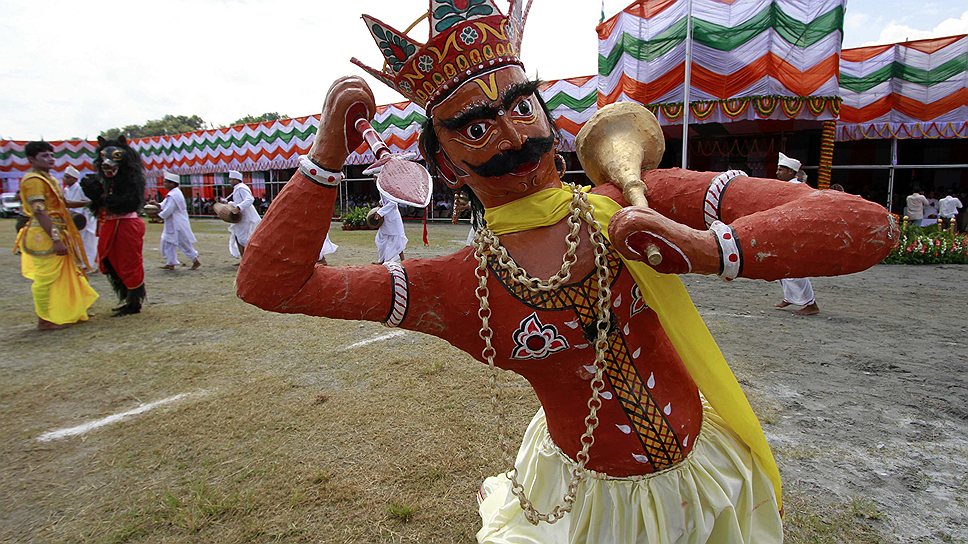 Участник индийского карнавала, переодетый в демона