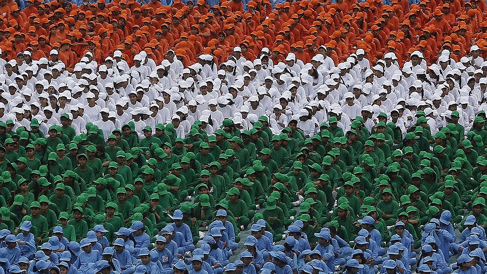 Школьники на праздничном параде в Нью-Дели формируют флаг страны 