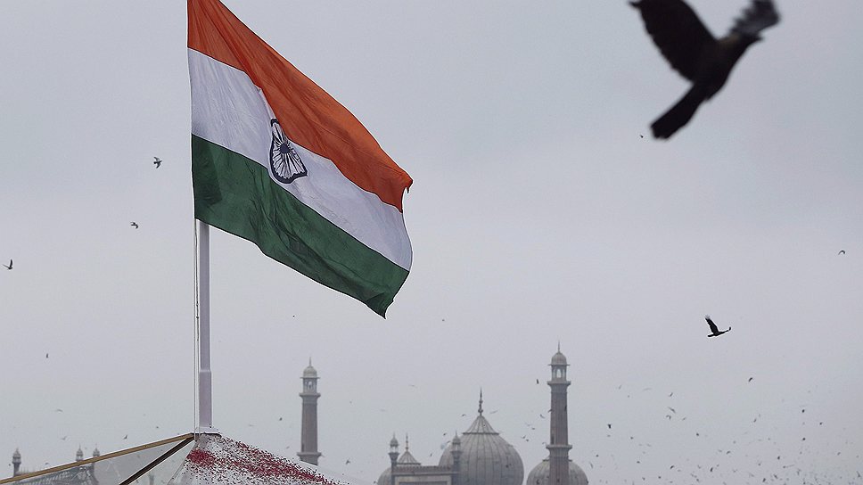 Премьер-министр Индии Манмохан Сингх (в голубом тюрбане) отдает честь во время гимна в Красном форте в Нью-Дели, с которого традиционно в этот день  звучит официальная речь о достижениях Индии за последний год 