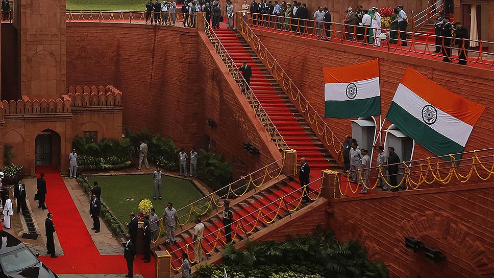 Премьер-министр Индии Манмохан Сингх покидает Красный форт после официальной речи. Красный форт в Дели — историческая цитадель эпохи Великих Моголов, находится под охраной ЮНЕСКО 