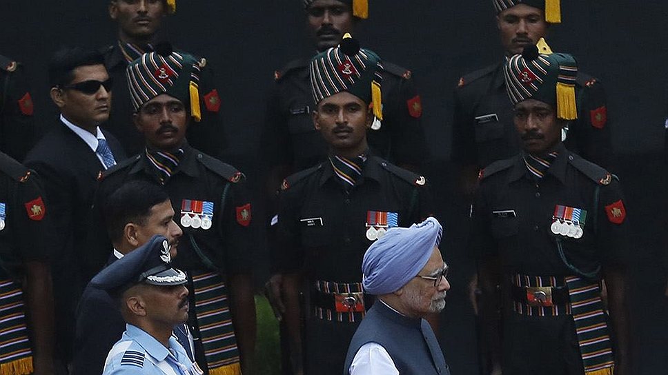 Премьер-министр Индии Манмохан Сингх, прибыв в Красный форт, проверяет почетный караул перед парадом 
