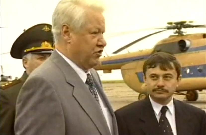 14 августа 1998 года Борис Ельцин, выступая перед журналистами в Новгороде, заявляет, что девальвации не будет «твердо и четко»