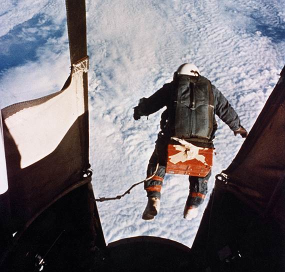 1960 год. Парашютист Джозеф Киттингер совершил прыжок с высоты около 32 км, превысив во время полета скорость звука