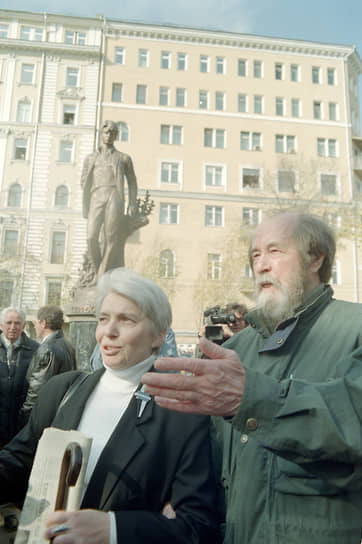 1990 год. Указом президента СССР писателю Александру Солженицыну и его супруге возвращено гражданство СССР