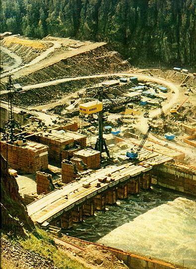 Строительство ГЭС началось в 1968 году. Тогда при создании водохранилища было затоплено 35,6 тыс. га сельхозугодий и перенесено 2,7 тыс. строений. В полную мощность станция заработала в 1985 году, а в постоянную эксплуатацию была принята 13 декабря 2000 года