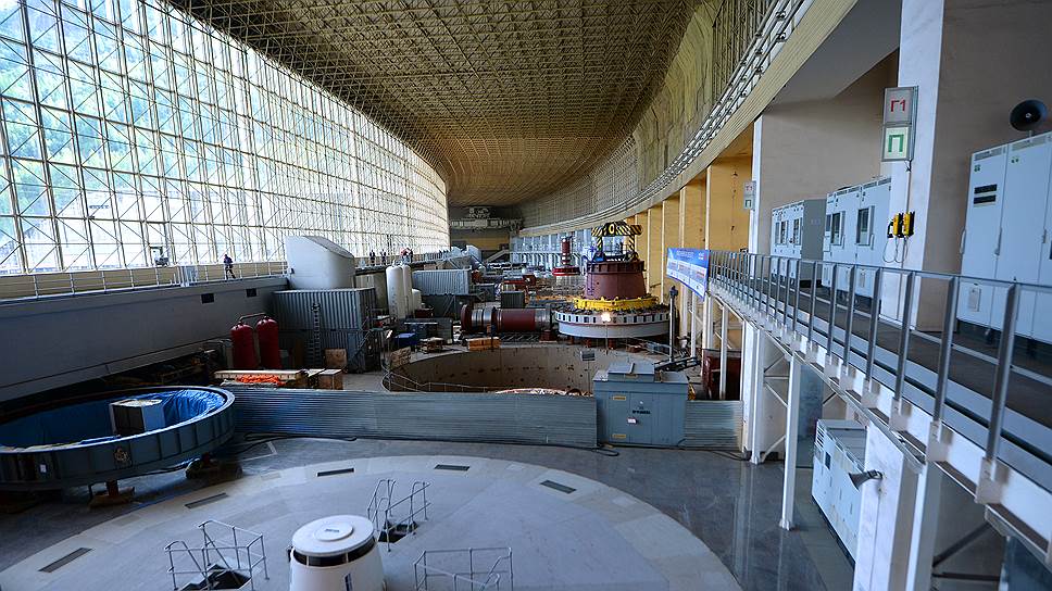 К реализации второго этапа по восстановлению Саяно-Шушенской ГЭС приступили в 2011 году. Он запомнился уникальной транспортной операцией по доставке крупногабаритного тяжеловесного оборудования на станцию — из Санкт-Петербурга по морю и вверх по Енисею