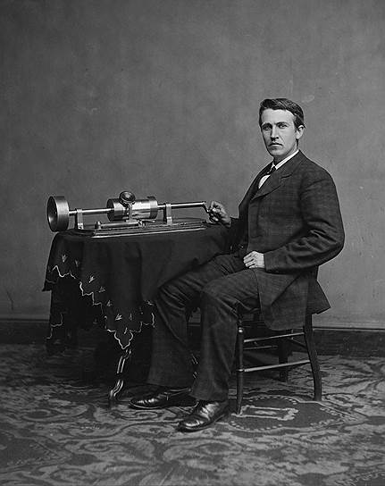 1912 год. Томас Эдисон патентует фонограф и электробатарею