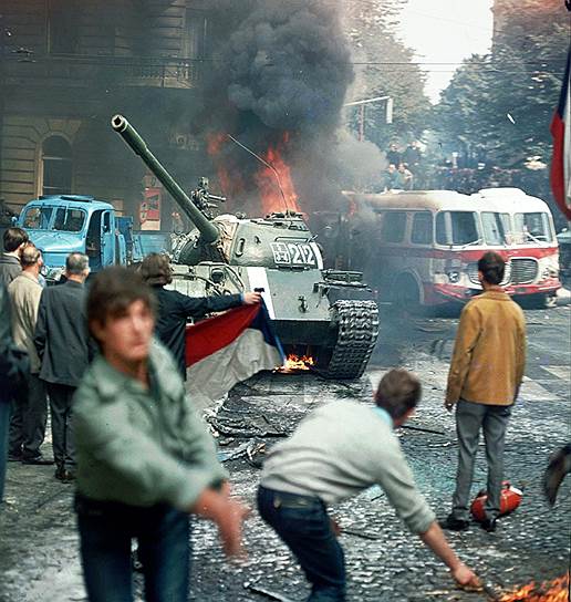 Вторжение в Чехословакию, получившее название операция «Дунай», началось  21 августа 1968 года, когда  пять стран Варшавского договора (СССР, Польша, Венгрия, ГДР и Болгария) решили положить  конец реформам Пражской весны, которые проводил  Александр Дубчек
