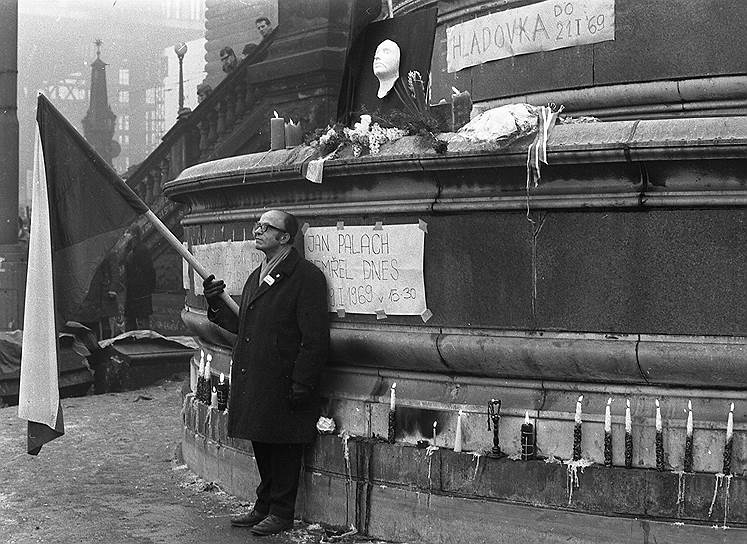Жители Праги, выступающие против вторжения, сбили все указатели и таблички с названиями улиц, спрятали все карты Праги, отказывали солдатам в пище и воде 