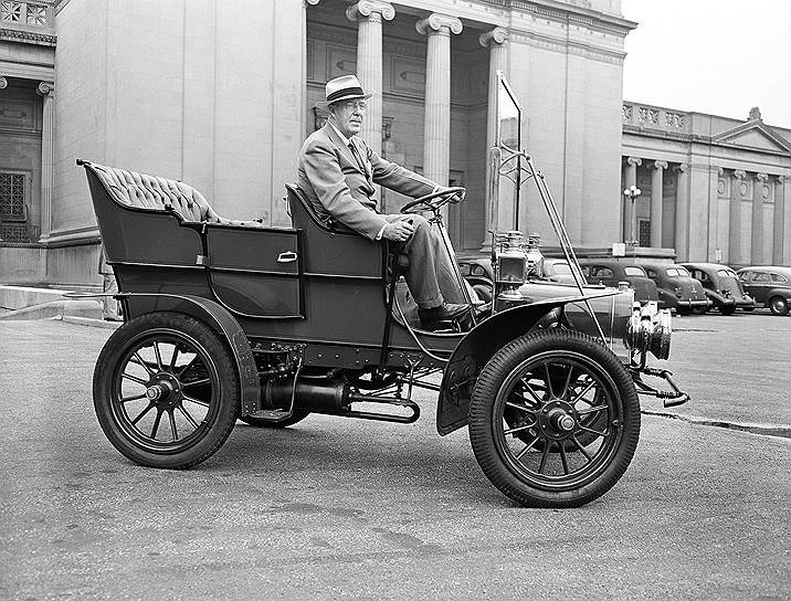 1902 год. В память об основателе Детройта Антуана да Ла Мотт Кадиллака основано подразделение General Motors по выпуску легковых авто класса «люкс» — «Кадиллак»