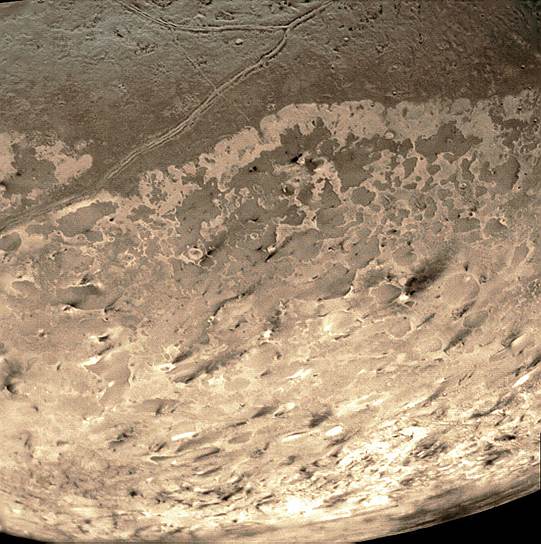 1989 год. Исследовательский зонд Voyager 2 сделал снимки Тритона, спутника Нептуна 