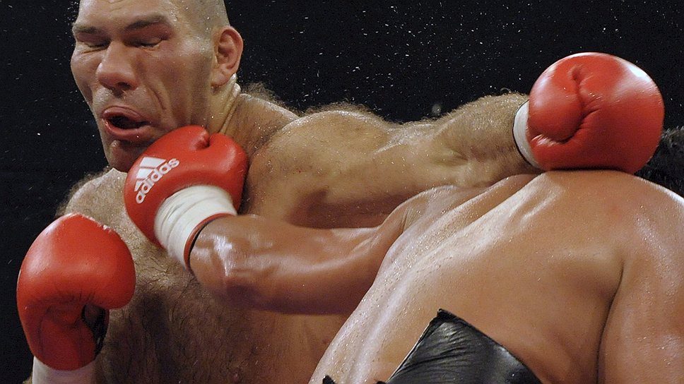 В 2008 году Николай Валуев (слева) выиграл бой у Джона Руиса за звание чемпиона мира по версии Всемирной боксерской ассоциации (WBA) 