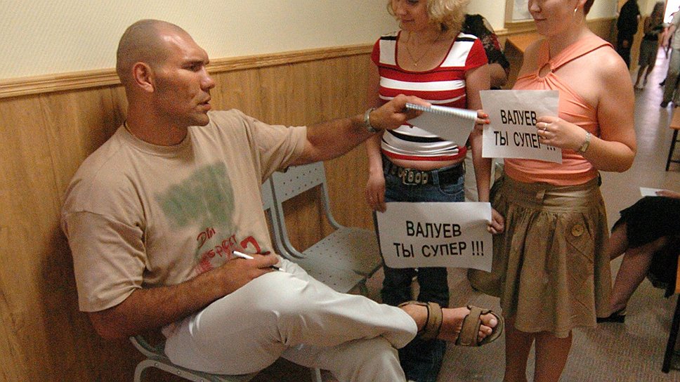 В 2006 году Николая Валуева обвинили в избиении охранника парковки спорткомплекса «Спартак», который в результате конфликта получил черепно-мозговую травму. Боксер был вынужден выплатить 61-летнему охраннику компенсацию морального и материального ущерба