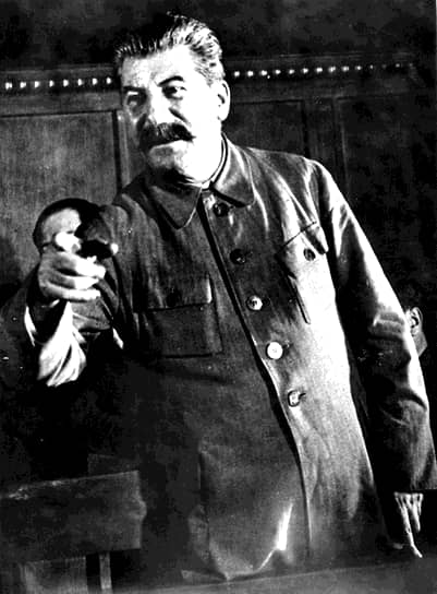 Говорить о достоверных покушениях на Иосифа Сталина трудно, поскольку во время репрессий намерение убить вождя было одним из самых распространенных подложных обвинений, а в реальности охрана была настолько плотной, что убийца не добрался бы до Сталина при всем желании. Единственный случай, когда дошло до стрельбы, произошел 6 ноября 1942 года. Ефрейтор Савелий Дмитриев на Красной площади открыл огонь из винтовки по машине, в которой, как он предполагал, ехал Сталин. На самом деле в ней ехал нарком внешней торговли Анастас Микоян. Дмитриев был расстрелян 25 августа 1950 года