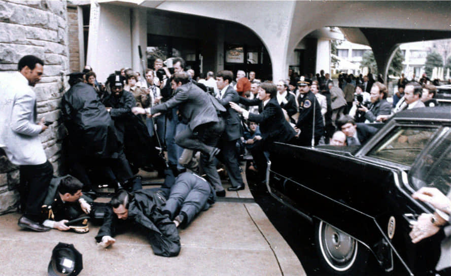 30 марта 1981 года президент США Рональд Рейган и трое его охранников были ранены в результате покушения. Инцидент произошел при выходе из гостиницы Хилтон в Вашингтоне, где Рейган выступал с речью перед делегатами федерации профсоюзов. С Стрелявший Джон Хинкли был арестован. Ранее он преследовал  президента Джимми Картера и лечился от психического расстройства 