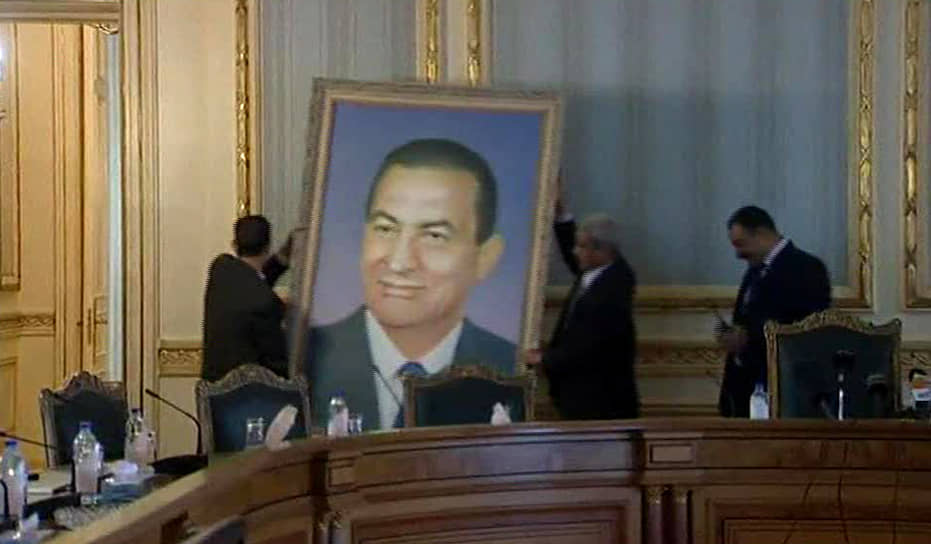 8 апреля 2013 года генпрокуратура Египта предъявила Хосни Мубараку новые обвинения в коррупции. По данным ведомства, он использовал не по назначению средства, выделенные для проведения работ в президентском дворце. 13 апреля в Каире начались повторные слушания дела экс-президента. Через два дня суд постановил освободить Хосни Мубарака в рамках дела о гибели демонстрантов, но оставить его под стражей по другим делам
