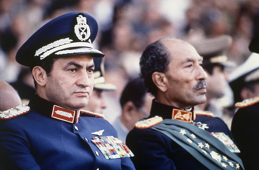 В 1975 году президент Египта Анвар Садат (справа) назначил Хосни Мубарака вице-президентом страны. В конце 1970-х он вошел в руководство правящей Национально-демократической партии. 6 октября 1981 года во время военного парада президент Садат был убит исламистами, а Хосни Мубарак был ранен. После смерти Садата, согласно конституции, Хосни Мубарак занял его место