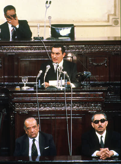 В первые годы президентства Хосни Мубарака из тюрем были освобождены несколько сотен оппозиционеров, смягчены условия деятельности оппозиционных партий, им было разрешено издавать собственные газеты. Впрочем, ряд фундаменталистских организаций был разгромлен, а некоторые их члены казнены