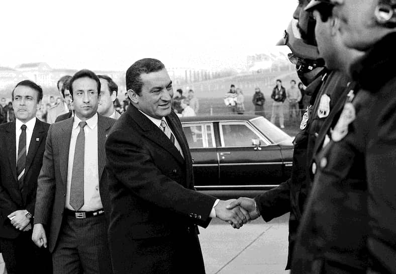 Хосни Мубарак вел активную борьбу с коррупцией. В первые годы его президентства были осуждены многие родственники и приближенные Садата, некоторые высокопоставленные чиновники. В те годы его характеризовали как «безжалостного человека», способного на эффективную борьбу с оппонентами