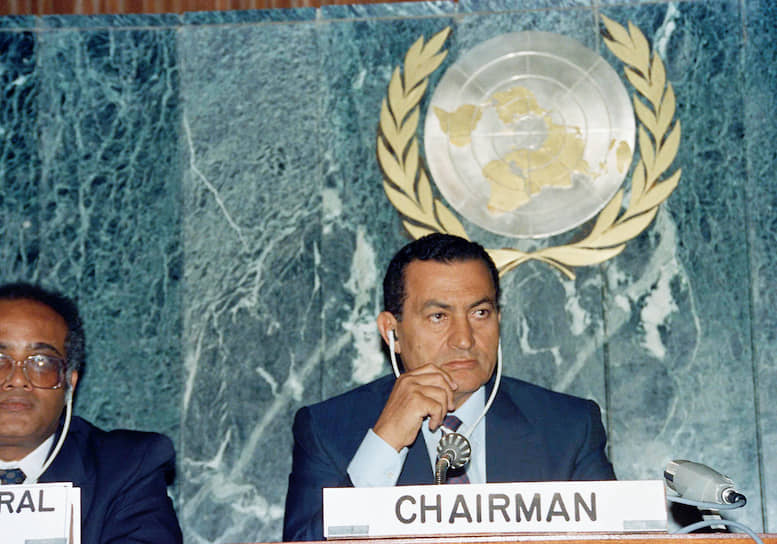 Хосни Мубарак переизбирался на пост президента на референдумах в 1987, 1993 и 1999 годах и на выборах 2005 года. В общей сложности он руководил страной почти 30 лет. За это время позиции Египта на международной арене были укреплены, восстановлены дипотношения с арабскими странами, прерванные после подписания мирного договора Египта с Израилем в 1979 году. Египет возобновил членство в Лиге арабских государств. В то же время внутри страны нарастало недовольство несменяемостью власти