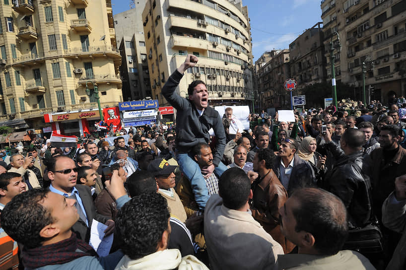 11 февраля 2011 года Хосни Мубарак был отстранен от власти в результате массовых антиправительственных выступлений в стране. После этого генеральная прокуратура возбудила против него сразу несколько уголовных дел